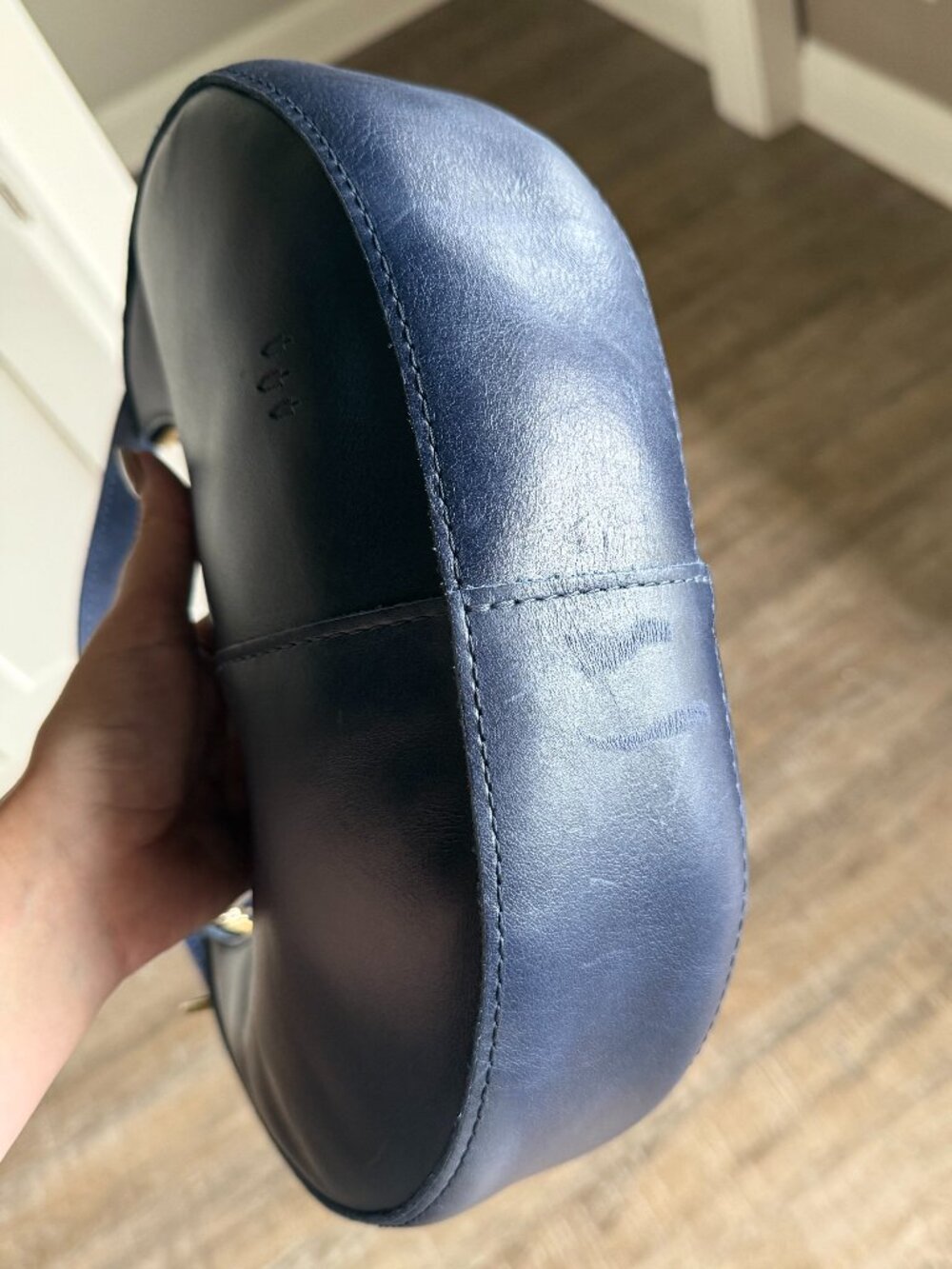 Portland Leather - 'Almost Perfect' Nora Shoulder Bag - Picture 14 of 15